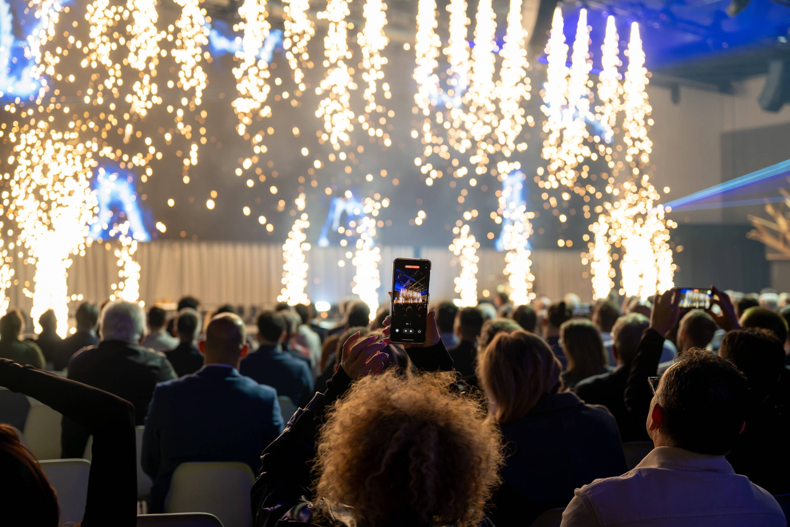 rectangle.jpg Publikum erlebt Pyroshow und Bühnen-Feuerwerk – emotionales Erlebnis bei Eröffnung. Pyroeffekte, Markenevent, Brand Experience, Bühneninszenierung, Live-Show, markenerlebnis, Brand Experience, Bernexpo, Festhalle, Dekoration, Eröffnungsfeier, mitarbeiteranlass, live kommunikation, Showtime, Corporate-Event, eventagentur bern