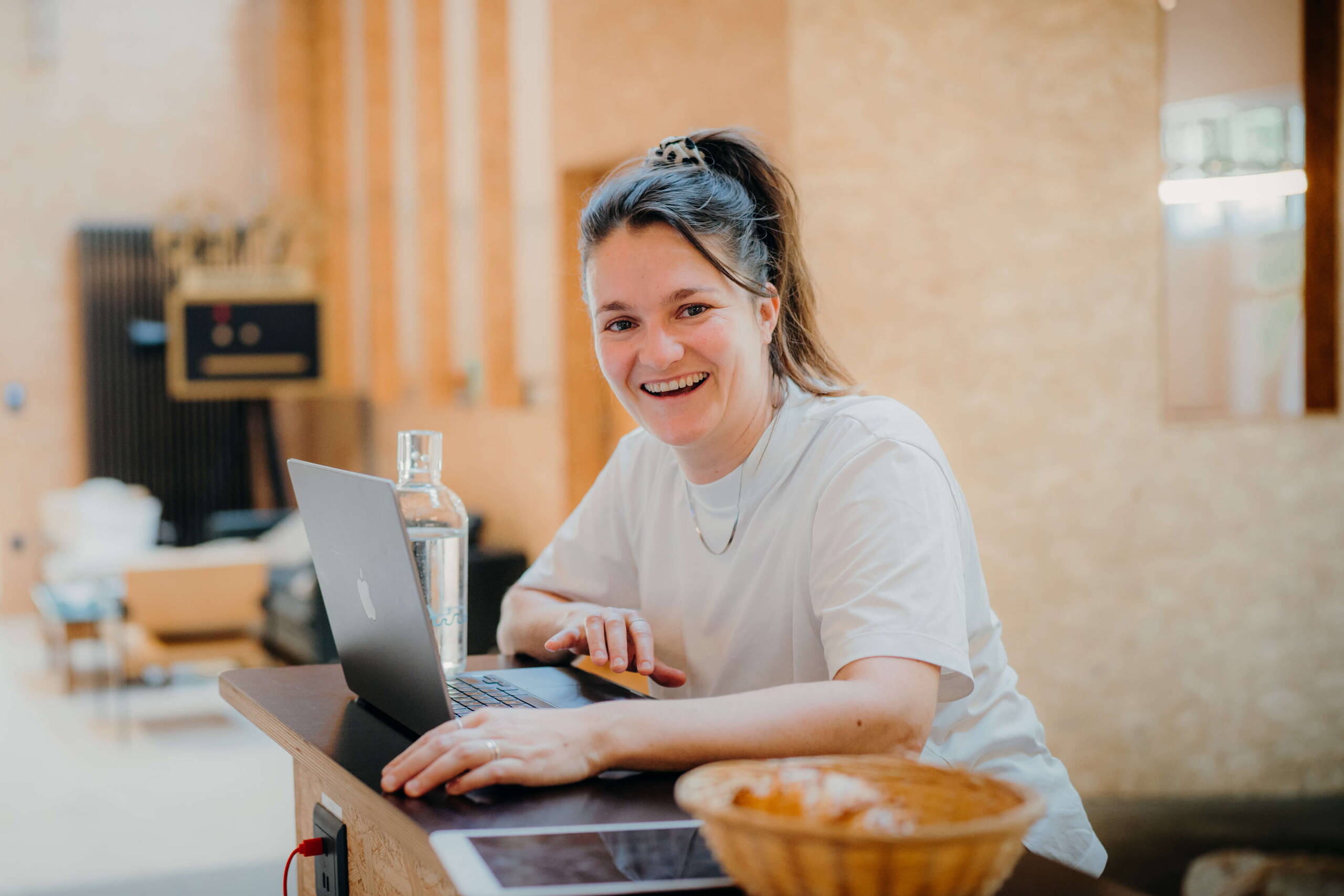 evenjo-eventagentur-bern_laura_wyss_projektleiterin-10.jpg Lachende Mitarbeiterin Laura Wyss, Projektleiterin bei evenjo, in kreativen Agentur mit Laptop. Teamwork, Eventmanagement, Live-Kommunikation, Brand Experience, Markenerlebnis, Eventagentur Bern, Projektleitung, Beratung, evenjo-Team