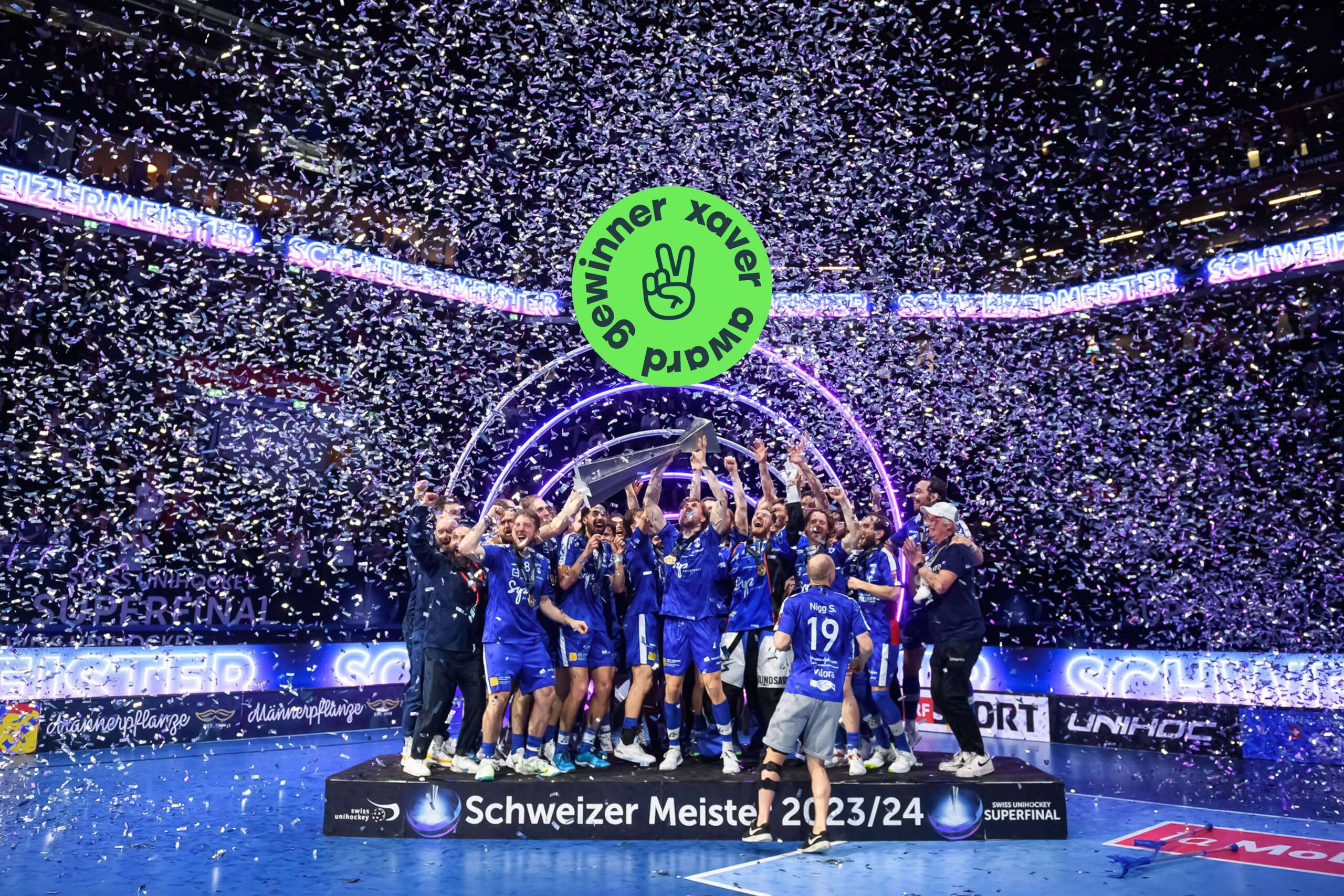 rectangle-2.jpg Jubelnder Unihockey-Meister mit Pokal inmitten einer Konfetti-Dusche beim Superfinal – emotionaler Höhepunkt des Tages. live kommunikation, Corporate-Event, Eventagentur bern, eventplanung, firmenevents, teamevents bern, jubiläumsfeier, networking anlass, mitarbeiteranlass, evenjo-Team, Technik, Public Events, Sport und Entertainment Events, markenerlebnis, Brand Experience, Corporate-Event, Pokal, Gewinner Team, BCF Arena Fribourg