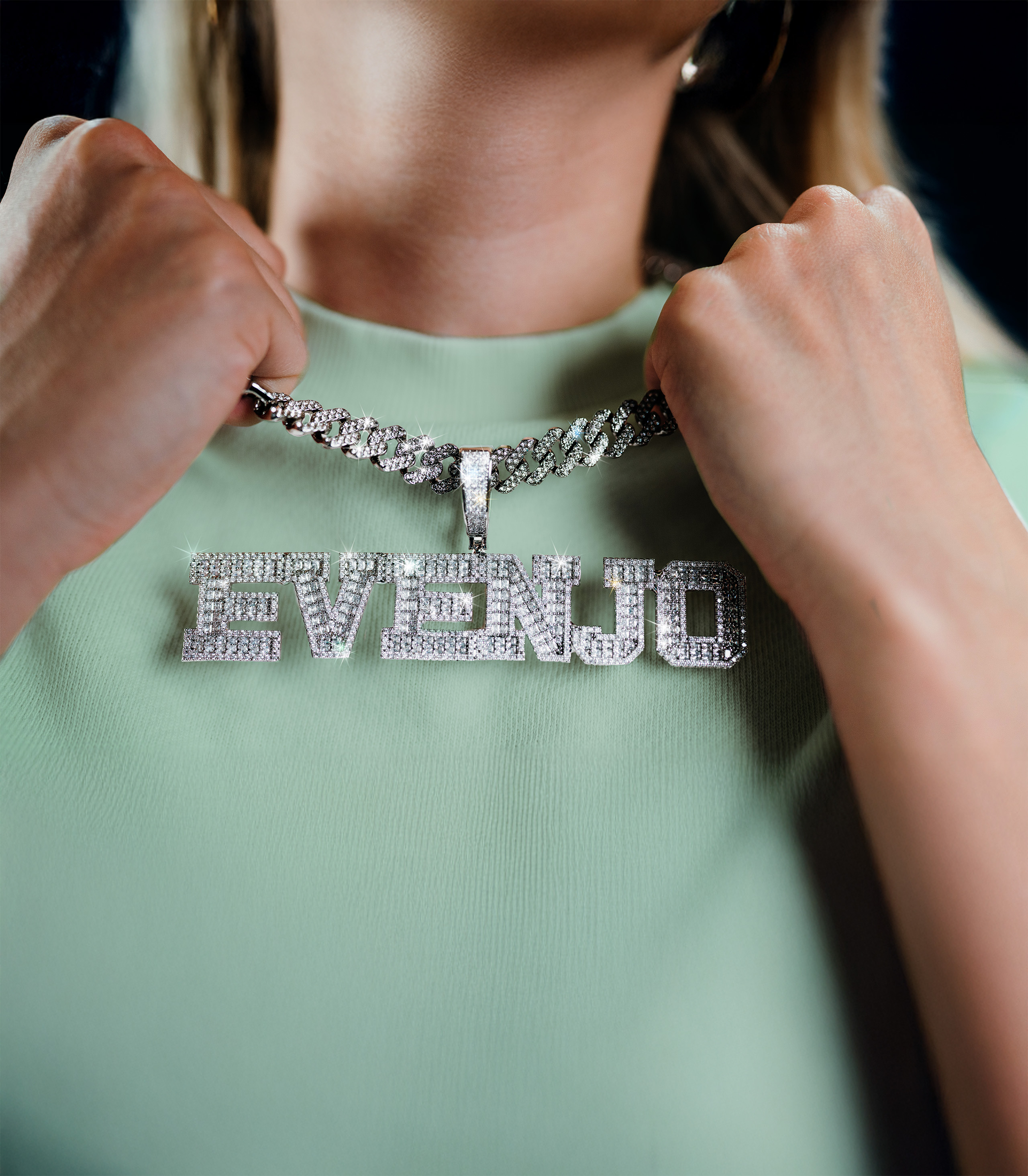 evenjo_Blingbling-custom-kette.jpg Glitzernde evenjo-Blingbling-Kette. Markenauftritt, Corporate Identity, Eventbranding, Markenerlebnis, Brand Experience, Eventplanung, Publicevent, Eventagentur Bern, Corporate-Event, Mitarbeiteranlass, Mitarbeiter:innen-Anlass, Live Kommunikation, networking Anlass