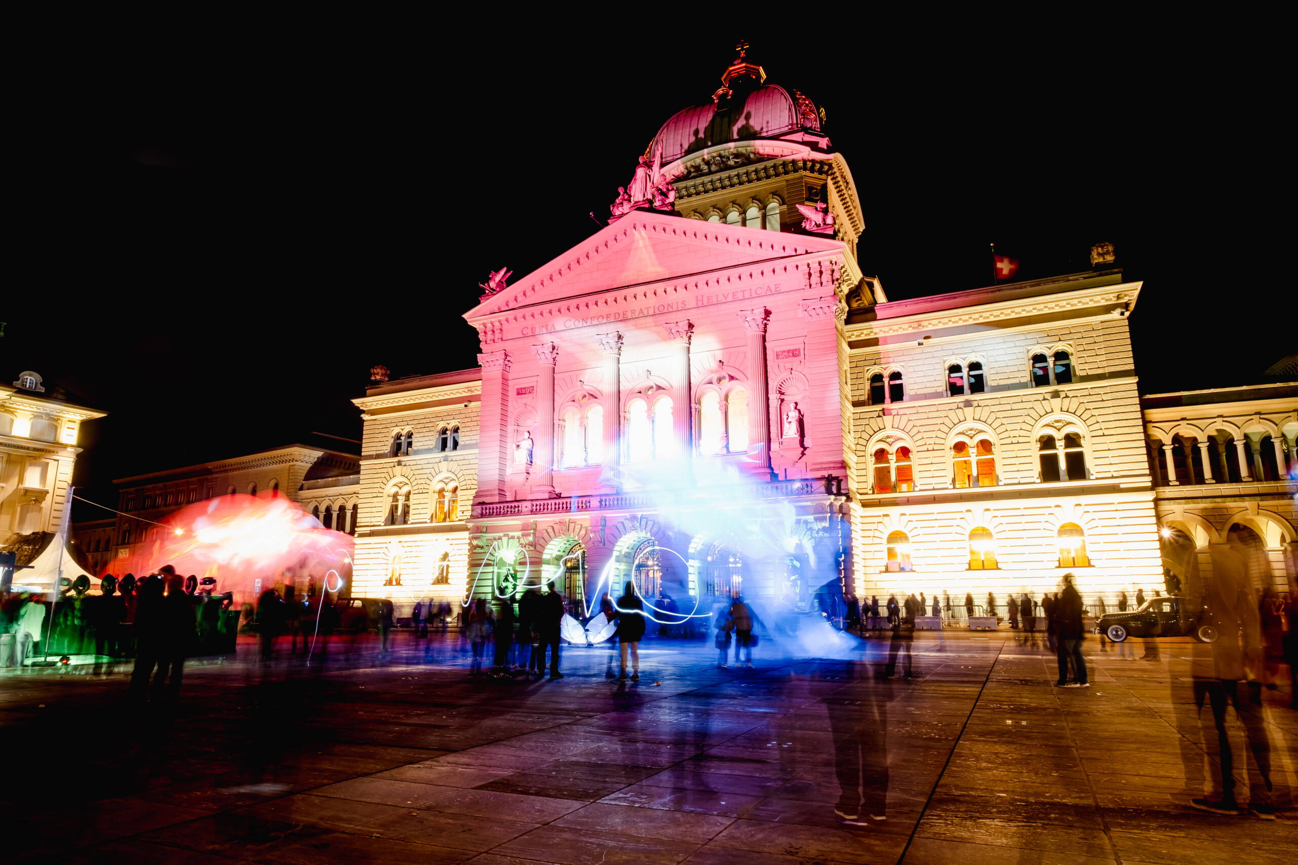 museumsnacht-bern-evenjo-public-event.jpg Lichtshow am Bundeshaus Bern – kreative Illumination und interaktive Lichtinszenierung bei der Museumsnacht. Lichtshow, Live-Event, Lichtkunst, Publikumsevent, Nachtveranstaltung, Markenerlebnis, Brand Experience, Corporate-Event, eventplanung, Verein Museen Bern, Publicevent, Stadt Bern, Eventagentur Bern, Technik, Beleuchtung, Live Kommunikation