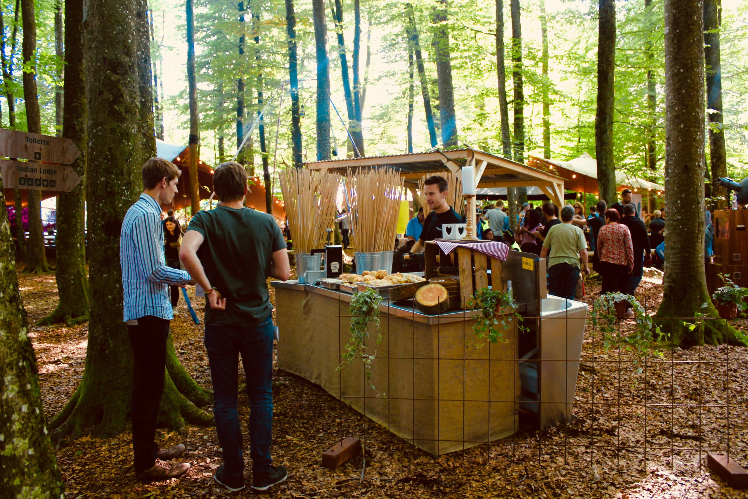 mitarbeiterinnen-anlass_BKW_XPLORE.jpg Food-Stand im Wald beim XPLORE Event – lockere Atmosphäre mit Streetfood und Naturkulisse. markenerlebnis, Brand Experience, mitarbeiter:innenanlass, live kommunikation, Corporate-Event, eventagentur bern, BKW, Xplore, Outdoor Event, Markenerlebnis, eventplanung, jubiläumsfeier, mitarbeiter:innenevent
