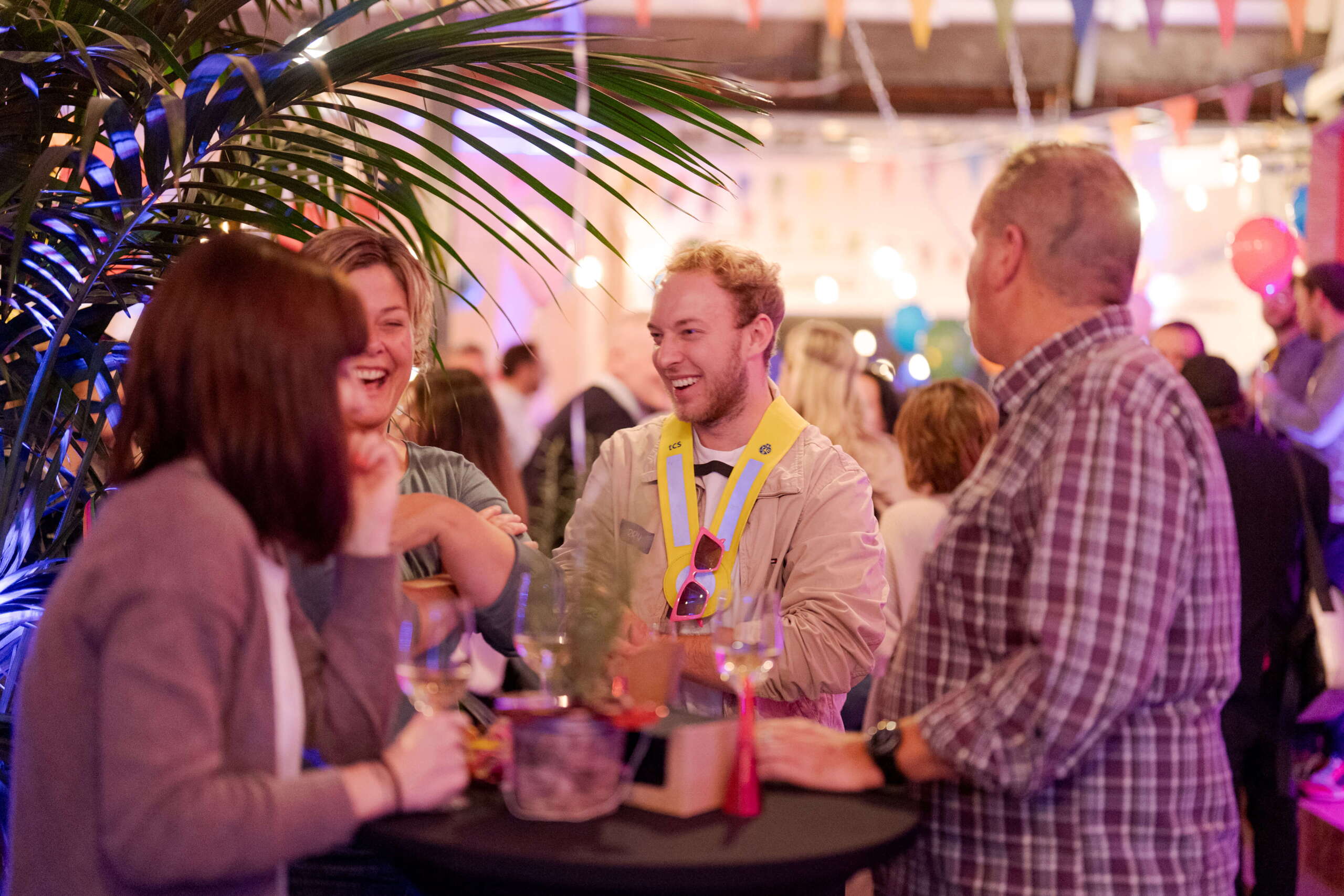 evenjo-begegnung-live-kommunikation-sause.jpg Thierry im Gespräch mit Gästen bei stimmungsvoller evenjo Sause. Begegnung, Networking, Live-Kommunikation, Eventgestaltung, Markenerlebnis, Brand Experience, Eventplanung, Publicevent, Eventagentur Bern, Corporate-Event, Mitarbeiteranlass, Mitarbeiter:innen-Anlass, Live Kommunikation, networking Anlass