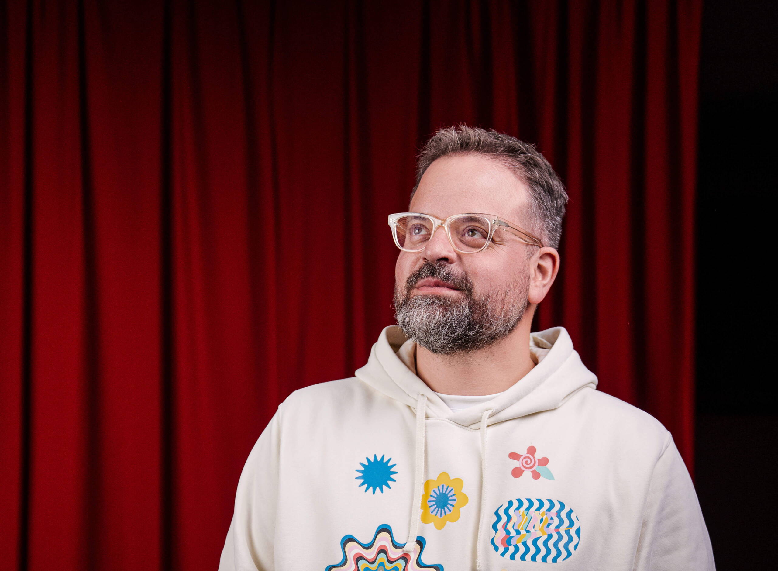 michel-de-maddalena-evenjo-ag.jpg Managing Partner Michel de Maddalena der Live Kommunikations Agentur evenjo im modernen Outfit vor rotem Studiohintergrund. live kommunikation, Corporate-Event, Eventagentur bern, eventplanung, firmenevents, teamevents bern, jubiläumsfeier, networking anlass, mitarbeiteranlass, mitarbeiter:innen-anlass evenjo-Team, Technik, Krea, Creative Director